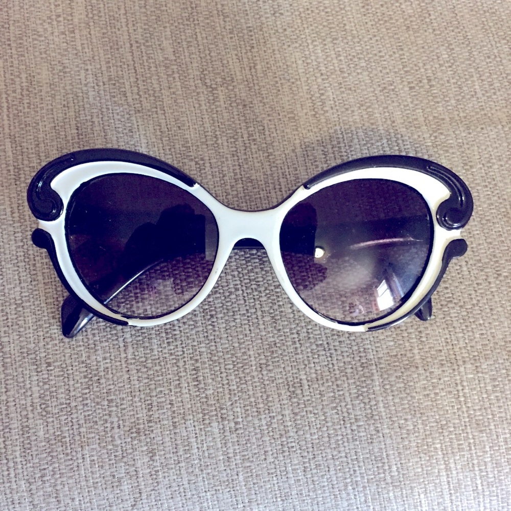 Prada - ish style Woman’s sunglasses